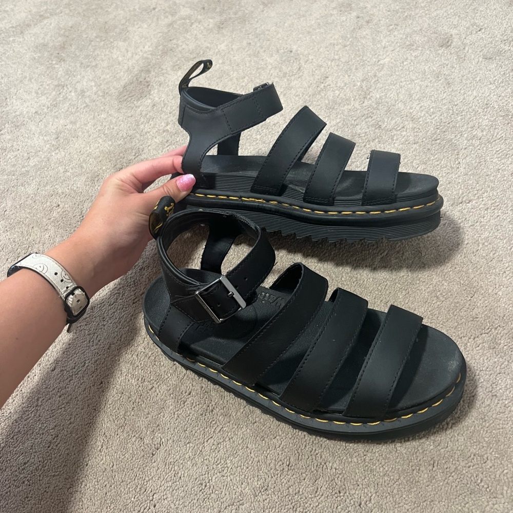 Women’s Blaire platform doc marten sandals!
